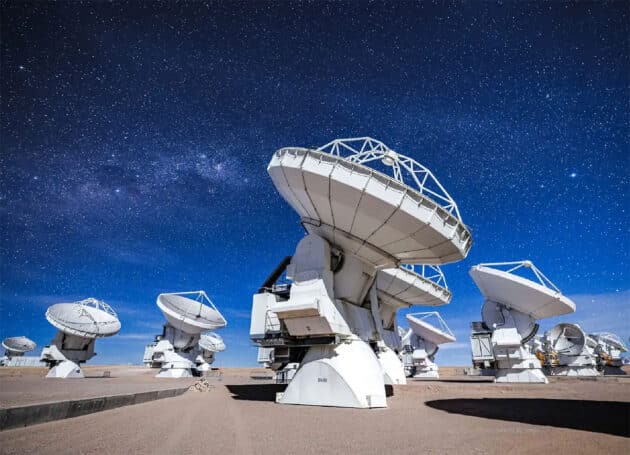 Symbolbild: Die DV-59-Antennen der „Atacama Large Millimeter/submillimeter Array“-Teleskopanlage in der Atacama-Wüste. Copyright: ALMA / Alex Pérez / CC BY 4.0