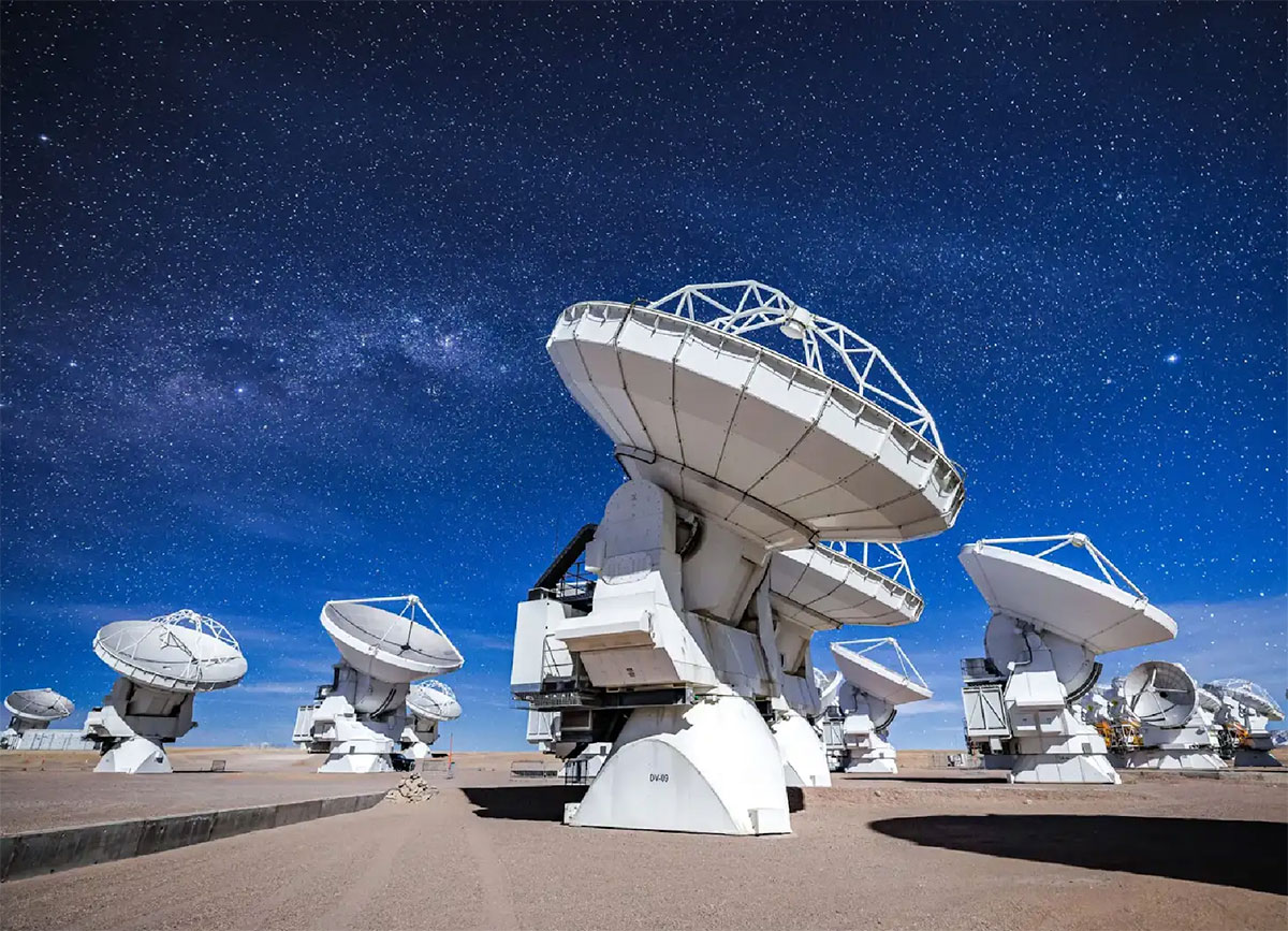 Symbolbild: Die DV-59-Antennen der „Atacama Large Millimeter/submillimeter Array“-Teleskopanlage in der Atacama-Wüste.Copyright: ALMA / Alex Pérez / CC BY 4.0