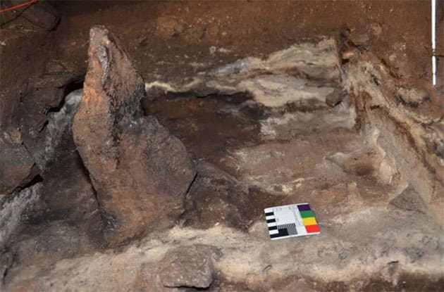 Ein etwa 2.000 Jahre alter aufgerichteter Stein in der Cloggs Cave, um den herum die verbrannten Phytolithe gefunden und analysiert wurden.Quelle: Bruno David, GunaiKurnai Land and Waters Corporation