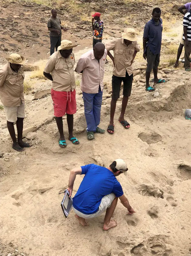 Kevin Hatala und Kollegen beim Austausch über die alten Fußabdrücke, die 2023 im Norden Kenias ausgegraben wurden.Copyright/Quelle: Kay Behrensmeyer / Max-Planck-Institut für evolutionäre Anthropologie