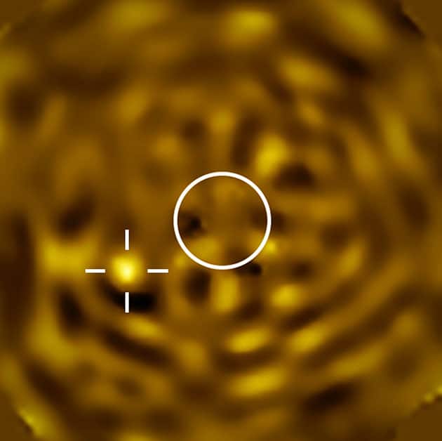 Die Aufnahme entstand im Dezember 2024 SPHERE-Instrument, als der Begleiter von der Erde aus gesehen den größten scheinbaren Abstand zu Beteigeuze haben sollte. Der Kreis gibt die Größe von Beteigeuze an, der hier herausgerechnet wurde. Die helle Quelle links, die mit einem Fadenkreuz markiert ist, stimmt mit Beteigeuze B überein.Copyright: ESO/M. Montargès et al.