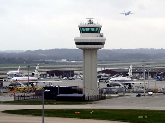 Blick auf den Tower des Flughafens London-Gatwick. Copyright: Andy Potter (via WikimediaCommons) / CC BY-SA 2.0