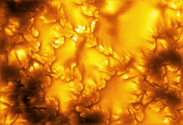 Das bisher höchstaufgelöste Bild der Sonnenoberfläche (Photosphäre), aufgenommen bei einer Wellenlänge von 416 Nanometern mit dem Inouye Solar Telescope. An den Rändern der Sonnengranulen zeigen sich fransenartige Strukturen, die sich stellenweise verwirbeln.   Copyright/Quelle: © NSF/NSO/AURA/MPS