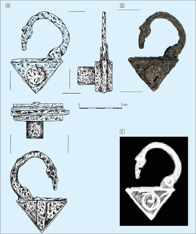 Ansichten des Vorhängeschlosses aus Grab 75: Zeichnungen (a), Fotografie der Vorderseite (b) und Röntgenaufnahme (c).Quelle: D. Poliński, M. Zagrodzka et al. Journal of Archaeological Science: Reports 2026