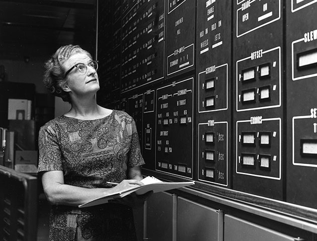 Dr. Nancy Grace Roman, die erste Leiterin der Astronomie-Abteilung der NASA, ist hier etwa 1972 im Goddard Space Flight Center der NASA in Greenbelt, Maryland, zu sehen.Copyright: NASA.
