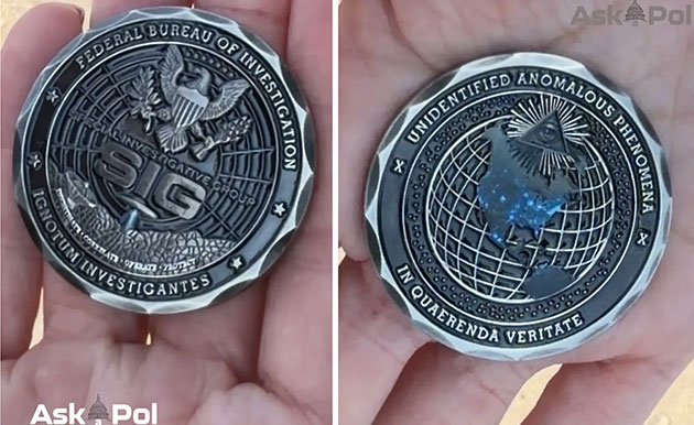 Die Agbeordnete Luna präsentiert gegenüber dem Capitol-Reporter Matt Laslo erstmals die Münzmarke der "Special Investigatíon Gruppe" (SIG) zur Untersuchung von unidentifizierten anomalen Phänomenen durch das FBI.Quelle: AskAPolUAPs.com