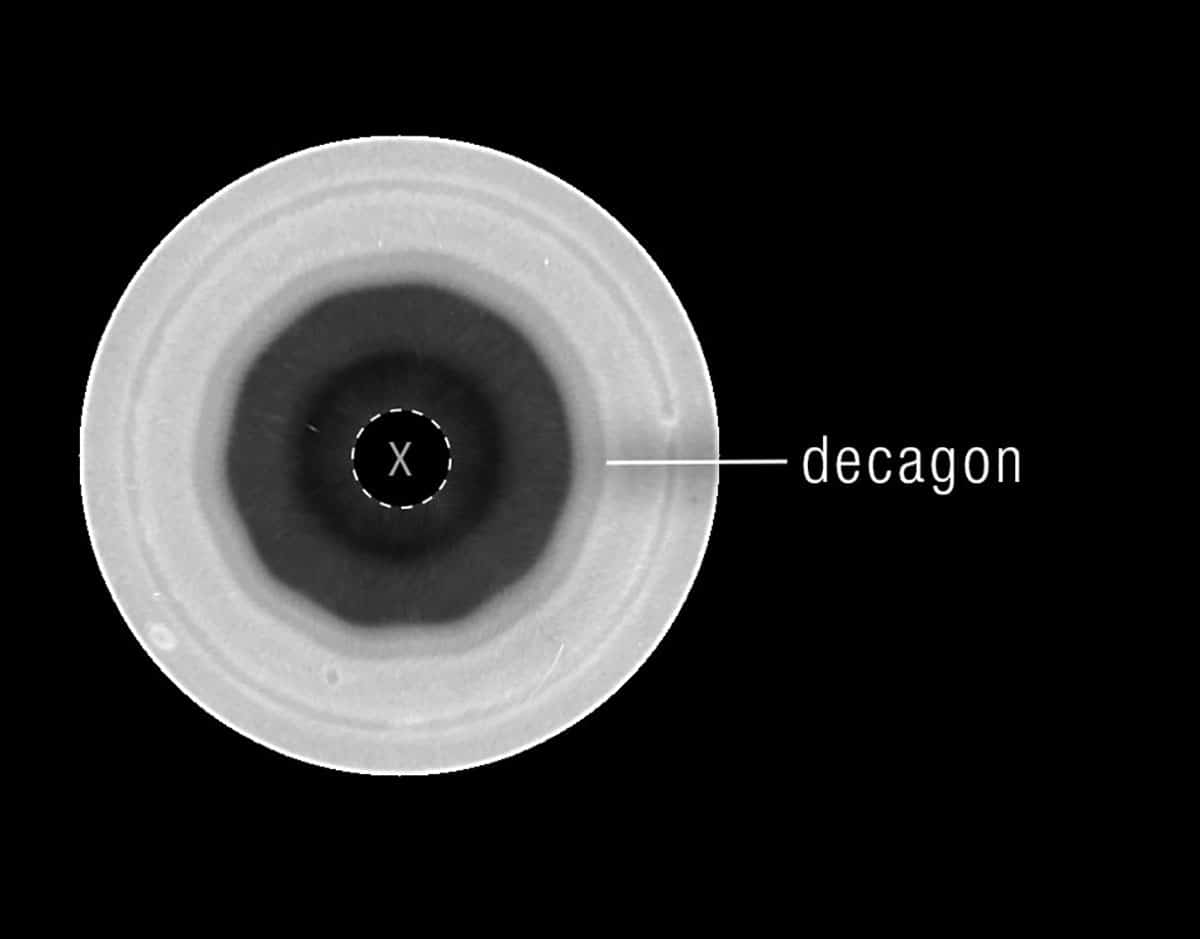 Blick mit dem Hubble-Weltraumteleskop auf das Zehneck über dem Saturn-Nordpol am 29. August 2025.Copyright: NASA, ESA, STScI, A. Sánchez-Lavega (University of the Basque Country), A. Simon (NASA-GSFC), M. Wong (UC Berkeley); Image Processing: A. Pagan (STScI)