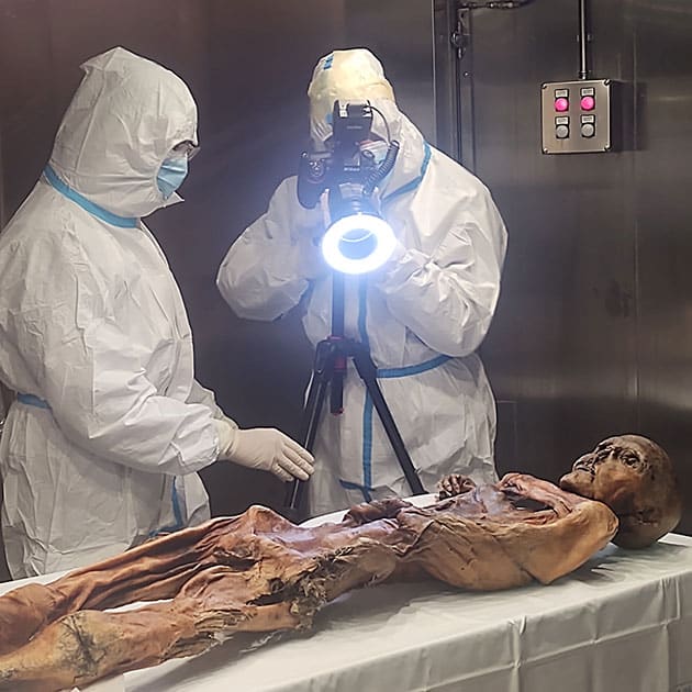 Forscher dokumentieren die Ötzi-Mumie.Quelle/Copyright: Südtiroler Archäologiemuseum