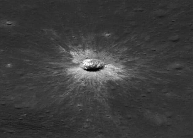 Seitenansicht des Kraters, erstellt von der Mondsonde 2Lunar Reconnaissance Orbiter“ vom 23. März 2026. Copyright: NASA