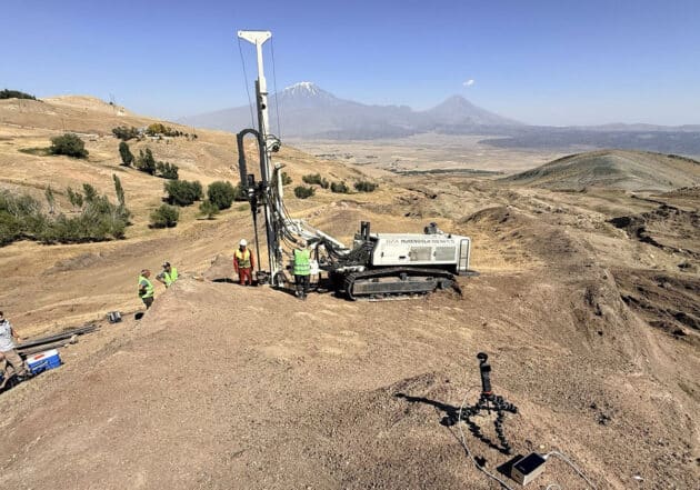 Erste Bohrungen innerhalb der Durupinar-Formation auf dem Berg Tendürek Dagi. Im Hintergrund zu sehen ist der biblische Berg Ararat. Copyright/Quelle: NoahsArkScans.Substack.com