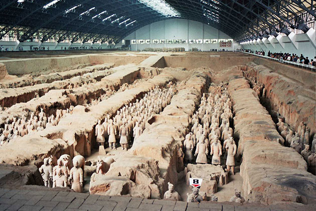 Blick auf die Terrakotta-Armee im Musoleum des Qin Shihuangdi.Quelle: via WikimediaCommons / Gemeinfrei