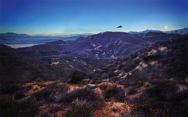 Eines von mehreren, in der Akte beiliegenden grafische Rekonstruktionen der Sichtung. In Fotos der Landschaft wurde das dreieckige Flugobjekt in verschiedenen Positionen eingezeichnet (Illu.).Quelle: US Gov./NatArchives/DOW/PURSUE